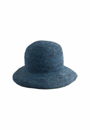 Tamsiai mėlynas austas plačios kraštinės kibiro formos skrybėlė su apvalia viršūne, pateikta prieš baltą foną.