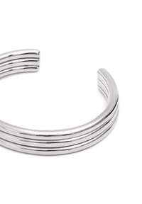 Bracciale in argento cuff con una finitura liscia e lucida, caratterizzato da tre scanalature parallele che ne arricchiscono la texture. Bordo arrotondato con design aperto.