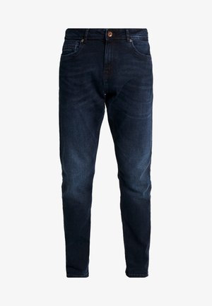 Dunkelblaue Slim-Fit-Jeans mit Fronttaschen, Gürtelschlaufen und Knopfverschluss, vor einem weißen Hintergrund dargestellt.