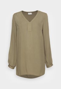 Blouse à manches longues vert olive avec un col en V, présentant une coupe décontractée, des manches plissées et un ourlet légèrement arrondi. Texture lisse.