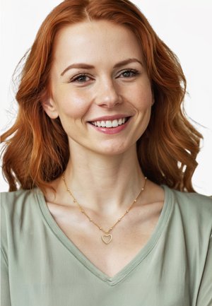 Goldene Halskette mit einem Herzanhänger, hellgrüne Bluse, glatte Textur und V-Ausschnitt. Die Haare sind wellig und rot, vor einem weißen Hintergrund.