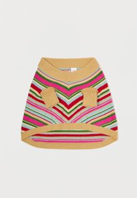 Kötött háziállat pulóver cikkcakk mintával, sárga, rózsaszín, zöld és kék csíkokban. Rövid ujjak és kerek szegély jellemzi.