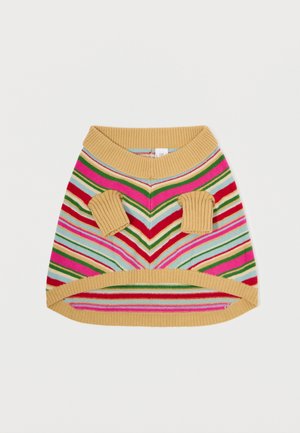 Kötött háziállat pulóver cikkcakk mintával, sárga, rózsaszín, zöld és kék csíkokban. Rövid ujjak és kerek szegély jellemzi.