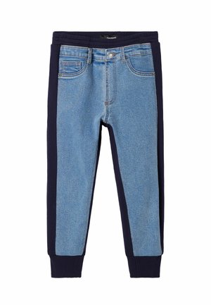 Pantalon de jogging en denim bleu clair avec panneaux latéraux bleu marine foncé, poignets côtelés, taille élastique, poches avant et fermeture par bouton.