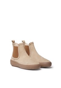 Stivali Chelsea in suede beige con pannelli laterali elastici e linguette, dotati di suola in gomma marrone e design minimalista.