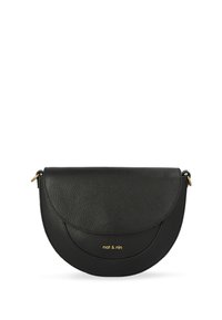 Bolso clutch de cuero negro con forma de media luna, con una textura suave y un logo dorado "nat & nin" en el frente. Elegantes detalles de herrajes dorados.