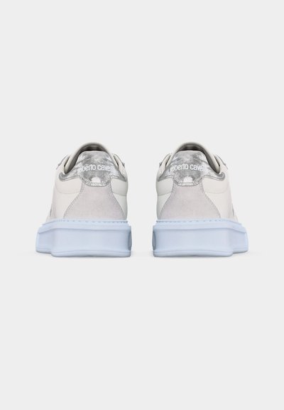 Ζευγάρι λευκά αθλητικά παπούτσια χαμηλού προφίλ με γαλάζιες σόλες και ασημί λεπτομέρειες στη φτέρνα, σε λευκό φόντο, φαίνεται από πίσω.