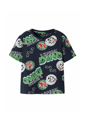 Marineblauw kinder T-shirt met groene dinosaurus tekst, pootafdrukken en cartoon honden- en dinosaurusgezichten die over de stof herhaald worden.