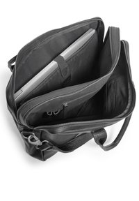 Geantă de laptop din piele neagră, cu multiple compartimente și închidere cu fermoar. Interiorul are o secțiune căptușită pentru laptop și un mic buzunar cu fermoar.
