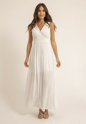 Robe maxi blanche avec un décolleté en V croisé, un corsage texturé et une jupe fluide. Présente une taille cintrée et est fabriquée en tissu léger.