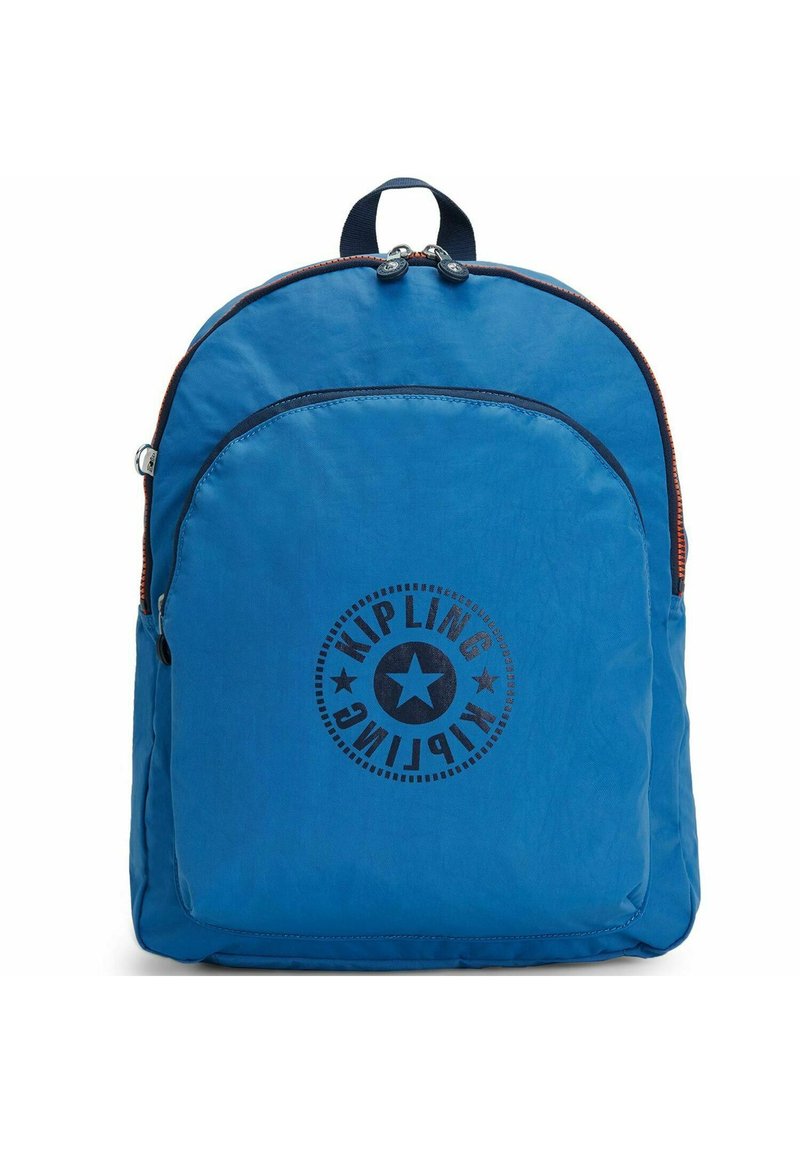 Sac à dos en tissu bleu avec une forme arrondie, poche zippée à l'avant et un logo circulaire noir. Les accents comprennent des fermetures éclair et des coutures contrastées.