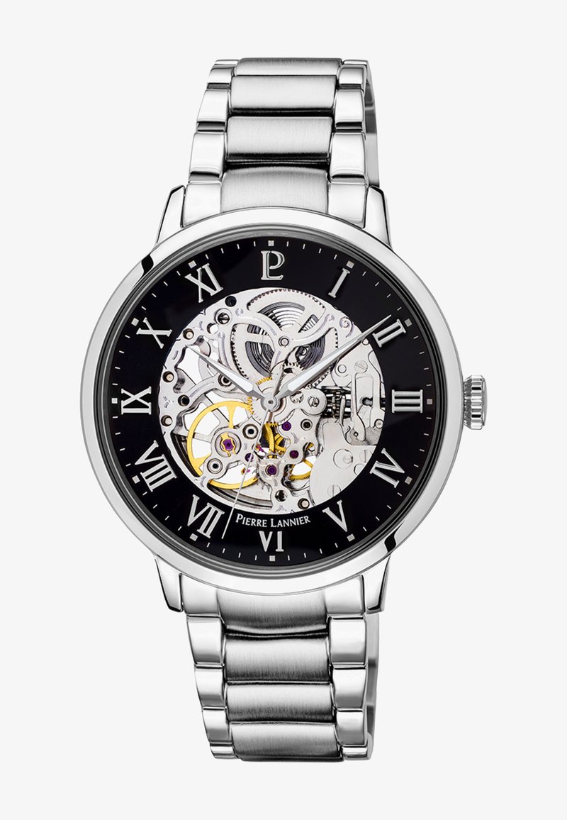 Reloj de acero inoxidable plateado con un dial negro, números romanos y un diseño de esqueleto transparente que muestra un intrincado movimiento y acentos dorados.