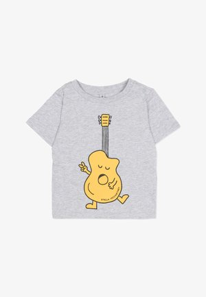 Szary T-shirt z krótkim rękawem przedstawiający żółtą postać grającą na gitarze, o okrągłym kształcie ciała i gestem znaku pokoju. Detal z guzikami na ramieniu.
