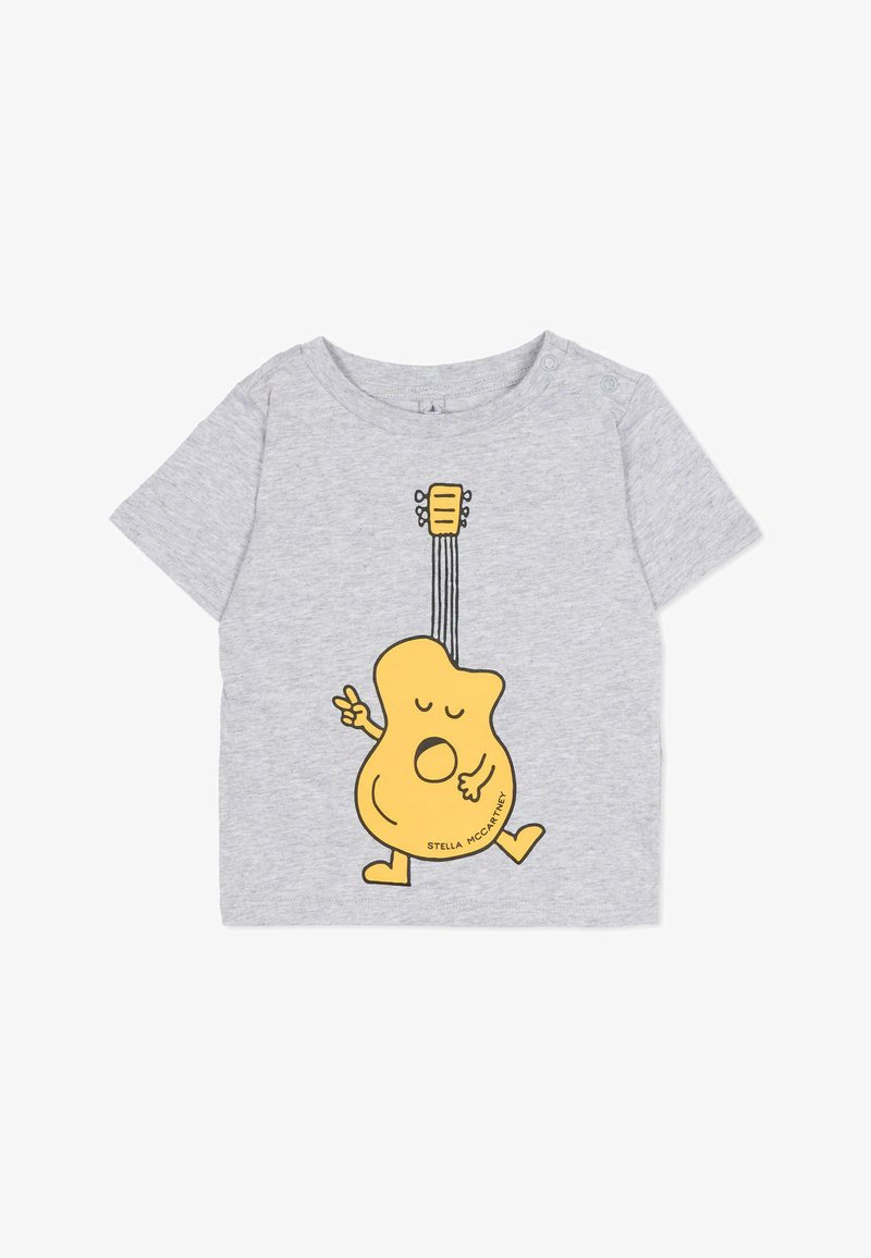 Szary T-shirt z krótkim rękawem przedstawiający żółtą postać grającą na gitarze, o okrągłym kształcie ciała i gestem znaku pokoju. Detal z guzikami na ramieniu.