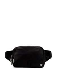 Riñonera negra de nylon con forma rectangular, cierre de cremallera y correa ajustable. Presenta herrajes plateados y un pequeño logotipo de la marca.
