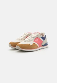 Baskets sportives présentant un mélange de matériaux beige, rose et bleu, avec des textures en daim et en maille, une semelle en caoutchouc contrastante, et un détail de logo.