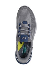 Grauer Sportschuh mit einer strukturierten Mesh-Oberfläche, dunkelblauen Schnürsenkeln und einer gelben Innensohle. Ausgestattet mit einer weißen Zwischensohle und einem dezenten Markenlogo auf der Zunge.