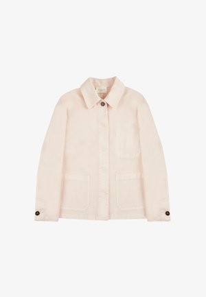 Veste en coton rose clair avec un col boutonné, fermeture à boutons sur le devant, deux grandes poches avant et une petite poche sur la poitrine.