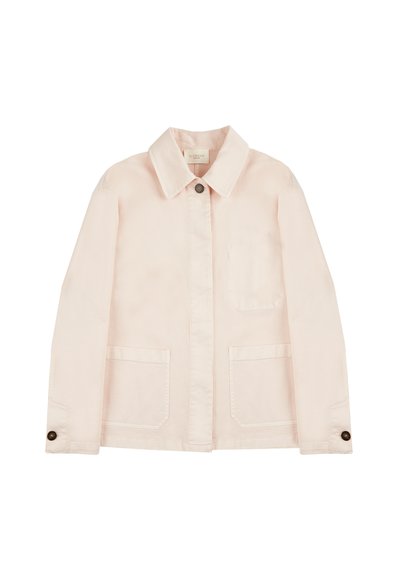 Veste en coton rose clair avec un col boutonné, fermeture à boutons sur le devant, deux grandes poches avant et une petite poche sur la poitrine.