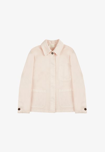Veste en coton rose clair avec un col boutonné, fermeture à boutons sur le devant, deux grandes poches avant et une petite poche sur la poitrine.