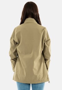 Giacca impermeabile beige con colletto, maniche lunghe e taglio dritto. Presenta tasche laterali e orlo regolabile.