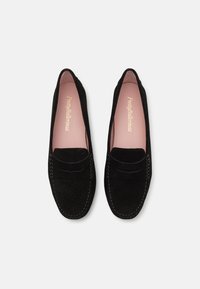 Mustad nahast loafers, millel on õmmeldud serv, pehme roosa sisetald ja diskreetne rihmaaktsent ees.