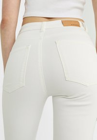 Stradivarius REGULAR WAIST - Uske traperice - white