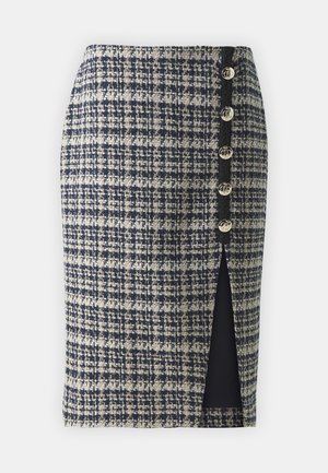 Pielāgota zīmuļsvārku zila un krēmkrāsas audumā. Iespējas sānu izgriezums un seši dekoratīvi sudraba pogas gar melnu plāksni. Strukturēta dizains.