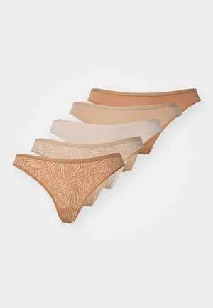 Cinque paia di tanga da donna in diverse tonalità di nudo, con un motivo floreale sul primo paio e tessuti lisci negli altri.