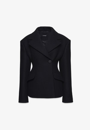 Czarna, dopasowana żakiet damski z szerokimi klapami, z zapięciem na jeden guzik, kieszeniami z klapkami i wyraźnie zarysowanymi ramionami, oznaczony etykietą "LA MANIA."