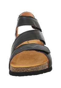 Schwarze Ledersandale mit drei übereinanderliegenden Riemen, Korkfußbett und Gummisohle. Sie verfügt über ein flaches Design und ist vorne offen.