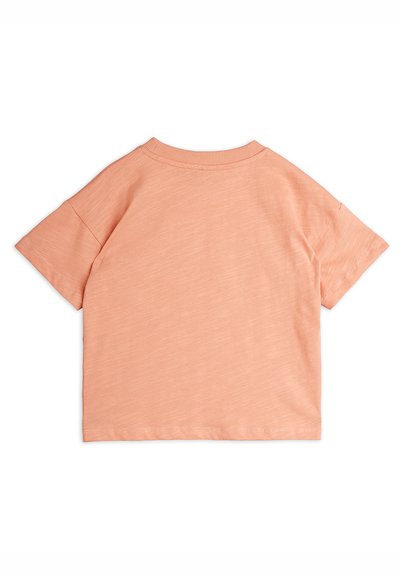 Majica s kratkimi rokavi breskvene barve z gladko teksturo, okroglim izrezom in sproščenim krojem. Zadnji del je enostaven brez okraskov.