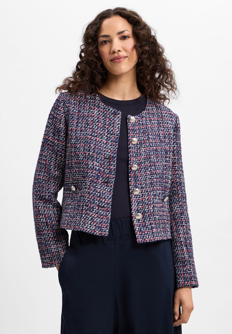 Marineblauwe en rode tweedjas met een cropped ontwerp, ronde halslijn en een sluiting met zilveren knopen aan de voorkant. Bevat textuurstof en lange mouwen.