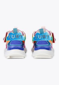 Sneakers colorati che presentano un mix di materiali in rosa, blu e arancione con il marchio "KURT", collare imbottito e suola bianca spessa.