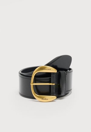 Ceinture en cuir noir avec une grande boucle dorée gravée de "WEEKEND" et "MaxMara", présentant des coutures soignées le long des bords.