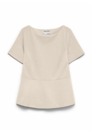 Haut pour femme beige à manches courtes, col bateau et ourlet à basque, en tissu lisse, étiqueté "AWARE" au niveau du col.