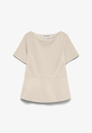 Smėlio spalvos trumpomis rankovėmis moteriška palaidinė su valtine iškirpte ir peplumo apačia, pagaminta iš lygios medžiagos, su etikete "AWARE" prie apykaklės.