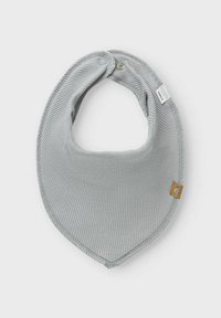 Bavaglino in tessuto grigio a coste, di forma triangolare, con chiusure a pressione e un dettaglio in pelle marrone. Texture morbida e design semplice.
