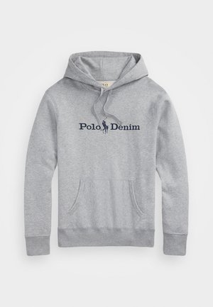 Lysegrå hættetrøje med kangurlomme foran og mørkeblå "Polo Denim"-tekst samt hesterytterlogo centreret på brystet.