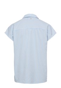 Camiseta de manga corta con rayas azul claro y blancas, con un detalle de botones en la parte superior trasera, vista desde atrás.