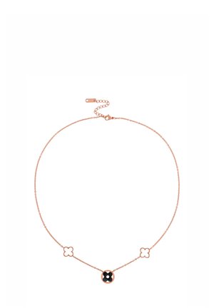 Roze gouden ketting met drie klavertroepen charms, waarvan één gevuld is met zwarte emaille, sluiting en een verstelbare verlengketting.