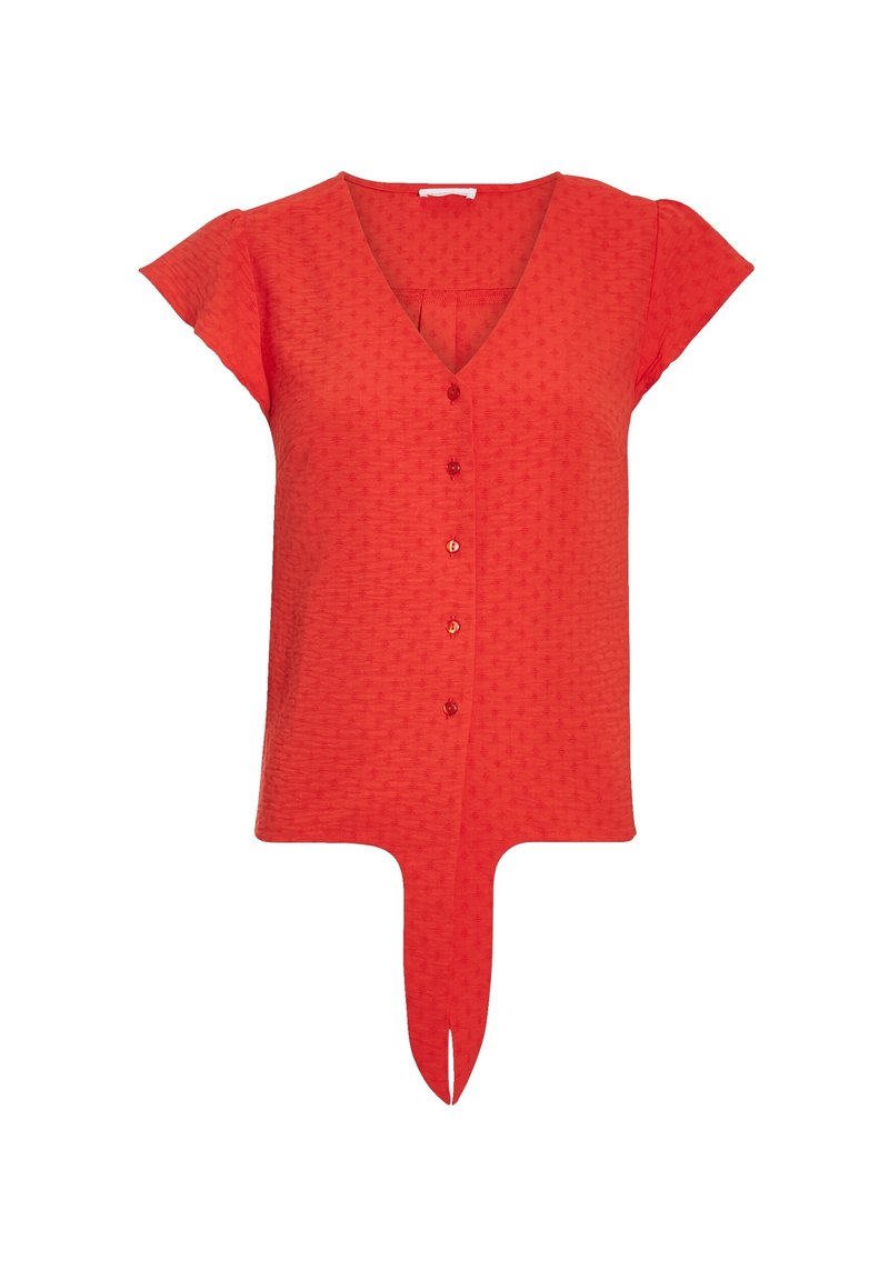 Haut rouge à manches courtes avec un col en V, tissu texturé, boutons décoratifs et un détail fendu à l'ourlet avant.