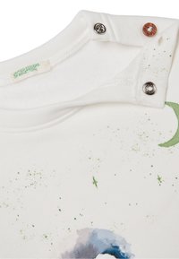 Camicia bianca in cotone a maniche corte con scollatura rotonda, caratterizzata da un motivo astratto verde e blu e bottoni a pressione per una facile vestibilità.