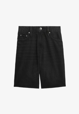 Pantalones cortos de mezclilla negra con corte recto, diseño de cinco bolsillos y herrajes metálicos para el cierre. Textura suave con detalles de costura sutiles.