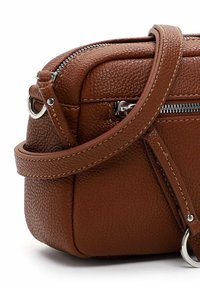 Borsa a tracolla in pelle marrone con superficie testurizzata, hardware argentato e tracolla regolabile. Presenta una tasca con zip e dettagli cuciti.