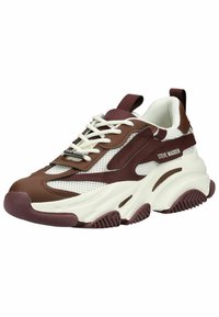 Chunky Sneaker aus einer Mischung aus burgunderrotem synthetischem Leder und weißem Mesh. Mit cremefarbenen Schnürsenkeln, Gummisohle, strukturierten Akzenten und Branding.