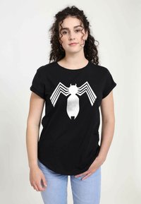 Sort bomulds t-shirt med et stort hvidt edderkoppedesign med forlængede ben og en oval krop, korte ærmer og rund halsudskæring.