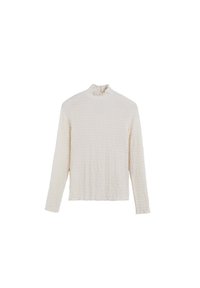 Top de manga larga color crema con una tela texturada y arrugada, que presenta un cuello simulando volantes y un corte relajado.
