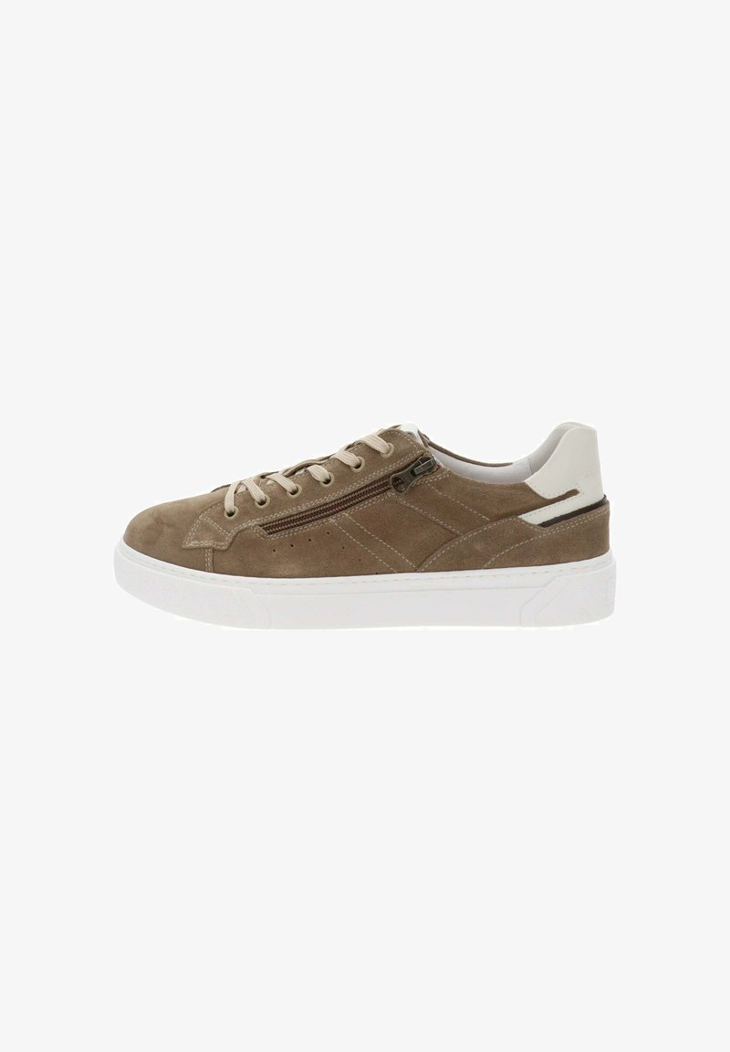 Baskets basses en daim beige avec semelle blanche, lacets, détail de fermeture éclair sur le côté et col de talon rembourré blanc.