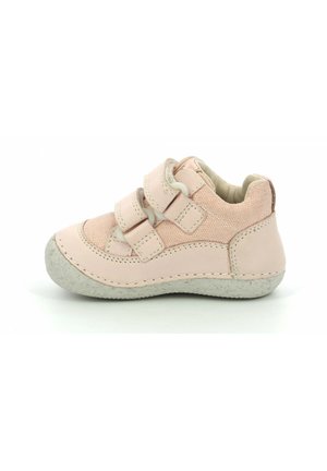 Zapato de niño pequeño en color rosa claro con dos correas de Velcro, suela de goma y un lado de tela texturizada, con detalles cosidos y punta redondeada.